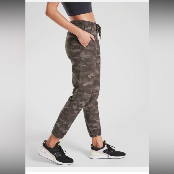 Athleta Olive Camo Farrallon Jogger Pants, size 14 - Picture 4 of 9